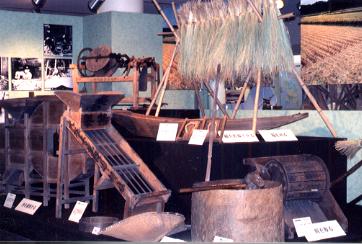 昔の農作業機械の展示写真