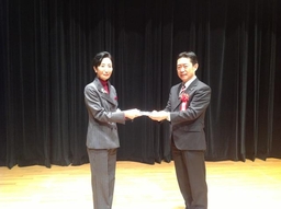 授賞式の様子（坂本会長と市長）