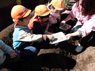 写真：畑作りをする児童たち