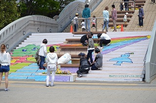 江戸川台学の学生たちによる階段イラストの作成風景