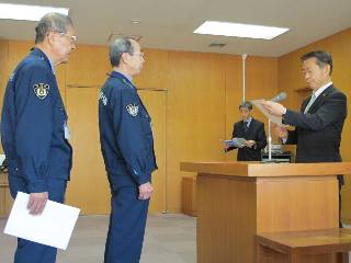 感謝状を交付する井崎市長の写真