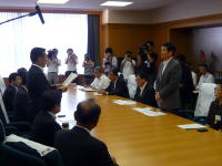 千葉県知事と話をしている写真
