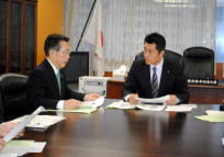 細野大臣と話をする市長の写真