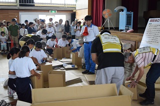 ダンボールベッドを作成する北部中学校の生徒たち