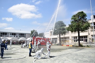 消防職員による放水訓練
