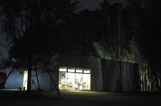 夜の森の美術館