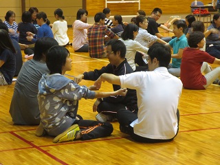 写真：参加者で集まってグループワーク