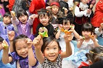写真：お菓子に喜ぶ児童たち