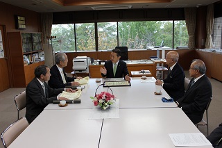 写真：受賞者と対談する井崎市長2