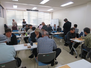 写真：将棋を指す参加者たち