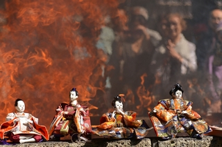 人形供養会（にんぎょうくようえ）のお焚き上げの写真