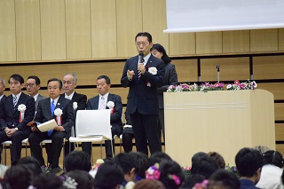 写真：代表挨拶をする井崎市長