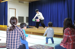 写真：ジャグリングを披露する柿澤さん