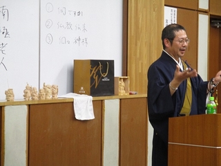 宮崎さんと並べられた七福神の写真