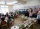 写真：給食の準備をする子どもたち