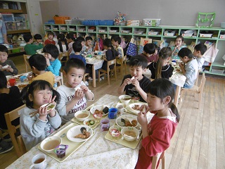 写真：満足顔で給食を食べる子どもたち