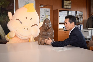写真：ビリケン像を触る井崎市長
