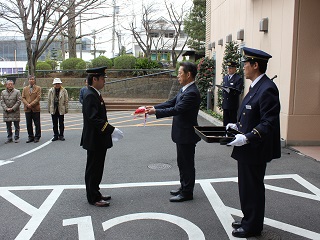 写真：井崎市長から木村第4分団長へ新車両の鍵が手渡される様子