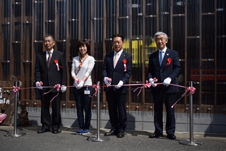 テープカットを行う右から池森会頭、井崎市長、手塚さん、浅田健嗣常務取締役の写真