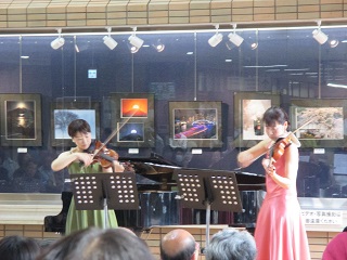 写真：ヴァイオリンデュオによる演奏
