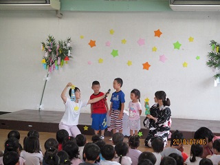 写真：七夕飾りの紹介をする子どもたち