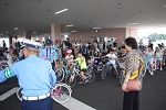 写真：自転車講習に向かう参加者