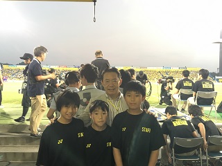 写真：井崎市長とセレモニーに参加する子どもたち