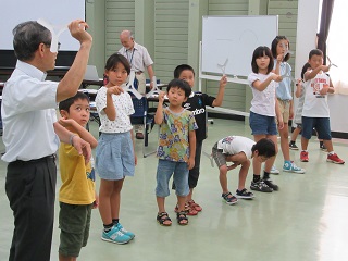 写真：ブーメランの投げ方を教わる子どもたち