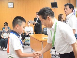 写真：平和大使一人一人と挨拶を交わす井崎市長
