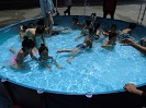 写真：プールで遊ぶ子ども達