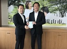 写真：長澤章裕代表と井崎市長