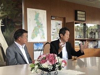 写真：長澤章裕社長と中根幹夫執行役員