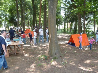 写真：森の中に張られたオレンジ色のテント