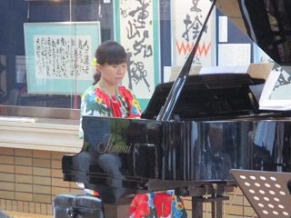 写真：内藤葉子さんによるピアノ演奏