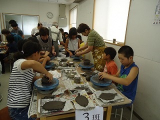 写真：陶芸に挑戦する子ども達