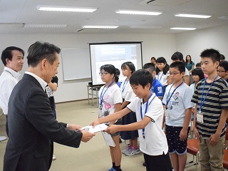 写真：井崎市長に作文集を渡す、平和大使代表の高橋君