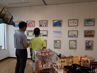 写真：ギャラリーを鑑賞する井崎市長