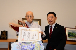 市長と増山さんの記念写真