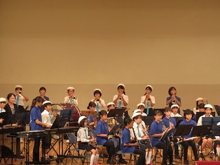 写真：おおたかの森小・中学校の吹奏楽部の皆さんによる演奏