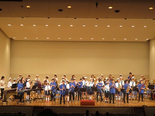写真：おおたかの森小・中学校の吹奏楽部の皆さんによる演奏