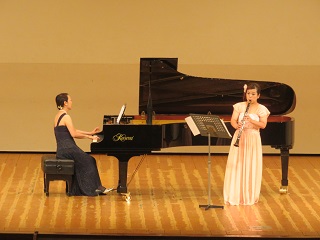 写真：流山市音楽家協会の会員によるクラリネットとピアノの演奏
