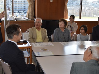 写真：市長と受賞者の懇談の様子