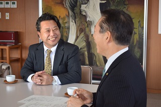 写真：市長と話す佐々木さん