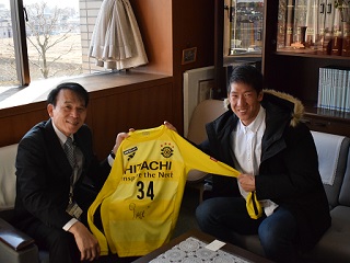 写真：後田教育長と杉井選手