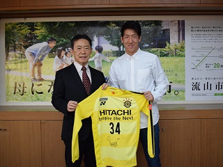 写真：井崎市長と杉井選手