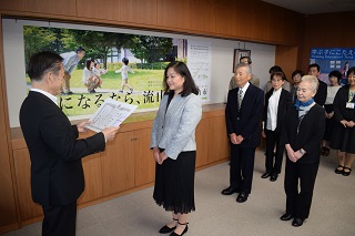 写真：市長から表彰状を受け取る受賞者