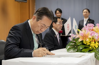 写真：盟約書への署名
