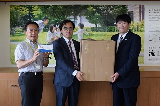 写真：左から井崎市長、兪さん、森山さん