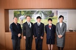 写真：市長・教育長と並ぶ工藤君と山崎さん