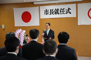 写真：就任式での井崎市長